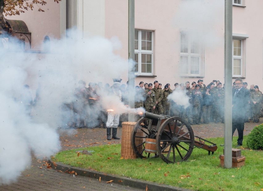 Polscy żołnierze z okresu wojen napoleońskich  przy lęborskim starostwie. To była żywa lekcja historii [WIDEO]