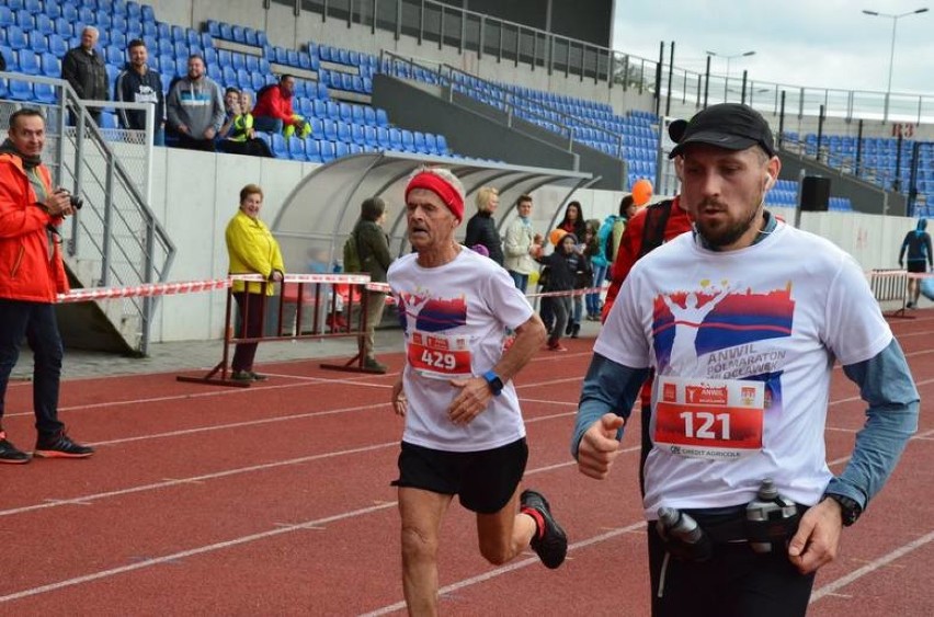 IV Anwil Półmaraton Włocławek 2017. Meta - wręczenie medali, pucharów i nagród [zdjęcia] 