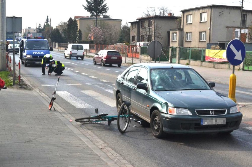 Wypadek na Poznańskiej. Potrącony rowerzysta trafił do...