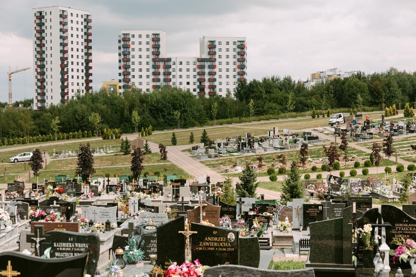 Na rzeszowskim cmentarzu "Wilkowyja" brakuje toalet. Tak twierdzą nasi czytelnicy