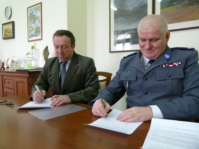 Umowę podpisali burmistrz Jan Serafiński i komendant Krzysztof Woskowski