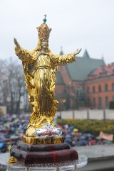 Intronizacja Chrystusa na Króla Polski. Do Łagiewnik przyjechały tłumy [ZDJĘCIA, WIDEO]