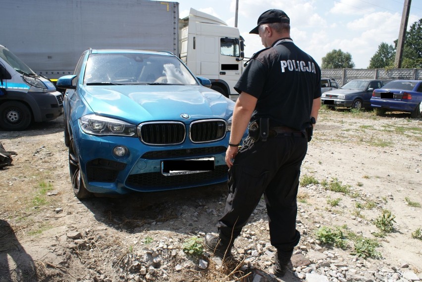 W Wieruszowie policjanci odnaleźli drogie BMW skradzione w Czechach [FOTO]