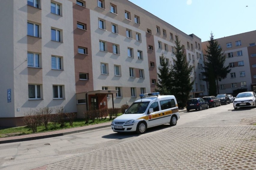 Straż Miejska w Kielcach rozwozi maseczki uszyte przez kielczan (WIDEO, zdjęcia)