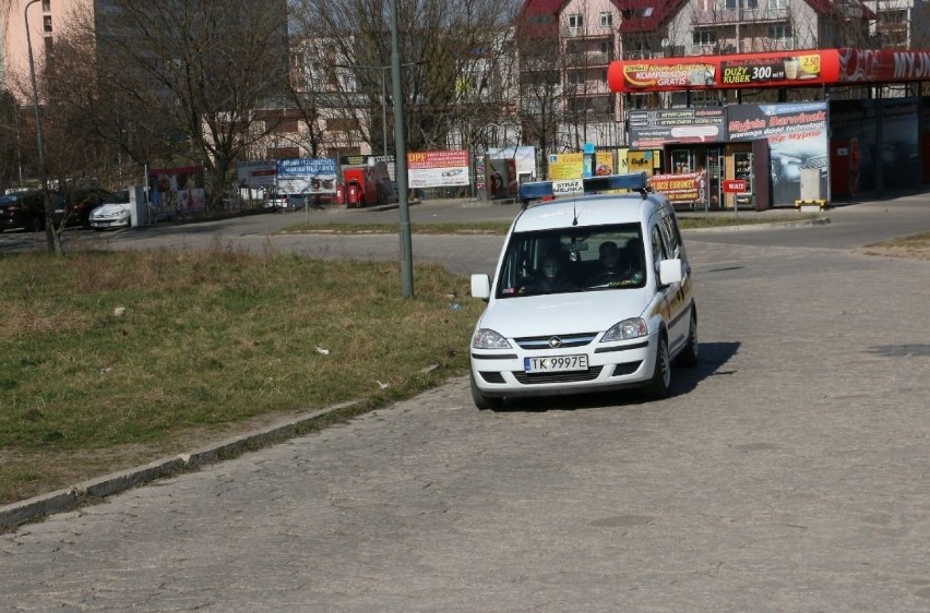 Straż Miejska w Kielcach rozwozi maseczki uszyte przez kielczan (WIDEO, zdjęcia)