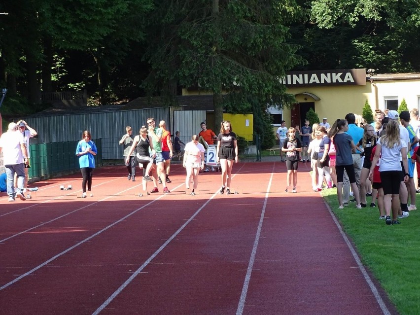 Sportowe zmagania na stadionie w Chełmnie