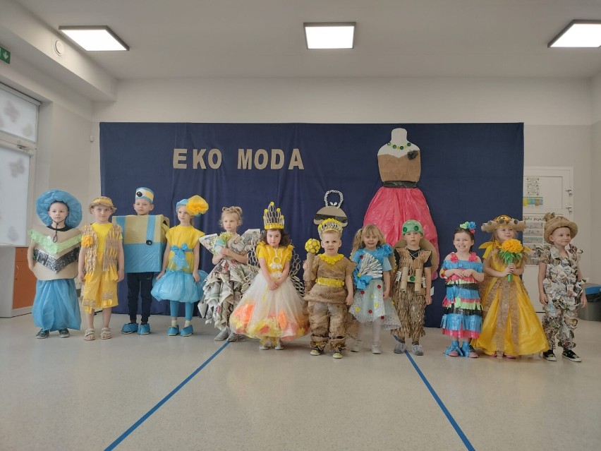 Eko Moda w przedszkolu. Nauczyciele przygotowali wyjątkowe stroje, a dzieci czuły się w nich jak prawdziwi modele! ZDJĘCIA