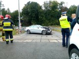 Zderzenie mercedesa z pociągiem na przejeździe w Zembrzycach