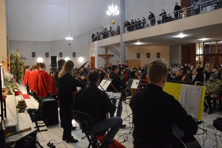 Schola Gaudium zaśpiewała w parafii pw. Wszystkich Świętych...