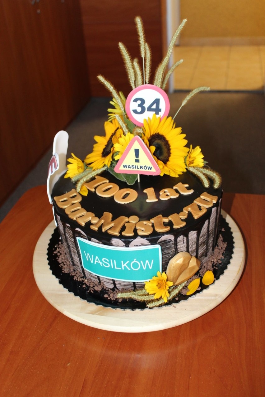 Urodziny burmistrza Wasilkowa. Zobacz, co dostał od radnych i urzędników (zdjęcia)