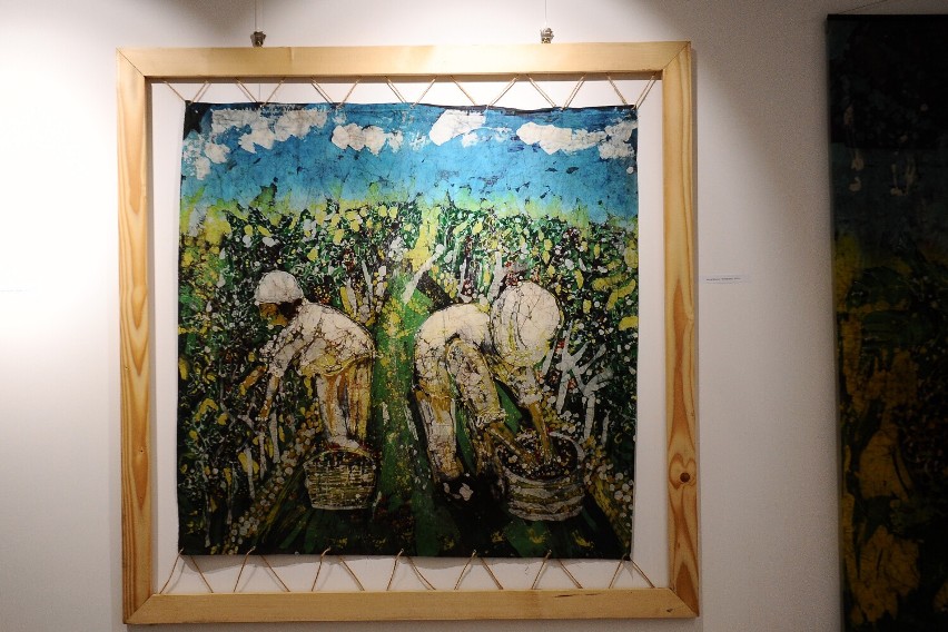 Obrazy z batiku Marty Wachel na wystawie w jasielskim muzeum