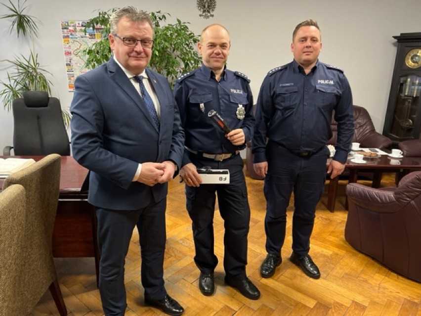 Policjanci z Kłodzka dostali bezustnikowe alkomaty. Ufundował je wójt gminy Kłodzko