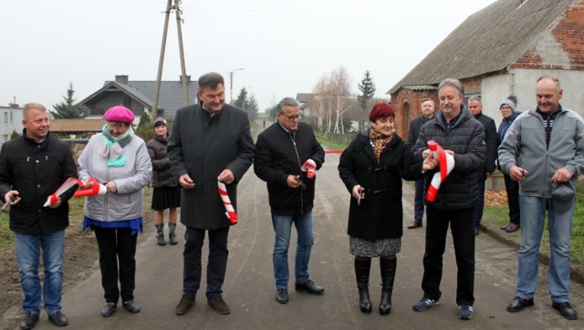 Biało-czerwona uroczyście przecięta. Ostatni odcinek polnej drogi powiatowej w centrum wsi stał się już przeszłością.