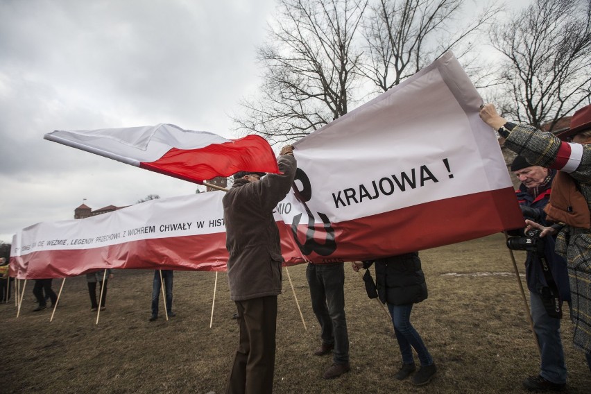 Kraków. Pikieta zwolenników budowy pomnika "Wstęga Pamięci"