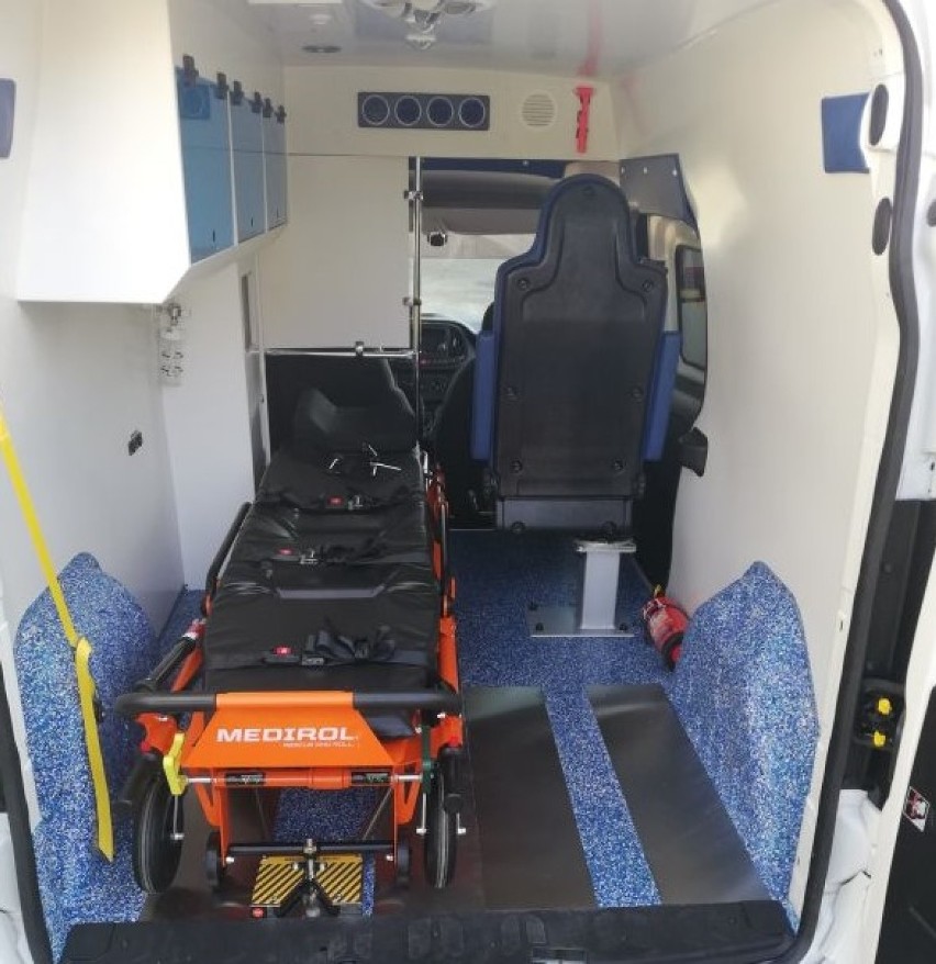 Koronawirus: Szpital w Sanoku otrzymał ambulanse i specjalistyczny sprzęt medyczny