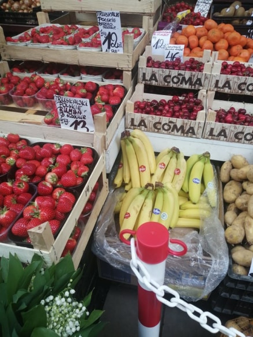 Gniezno: warzywa i owoce drogie jak nigdy - przez suszę i pandemię. Sprawdzamy jakie są ceny na naszym targowisku!