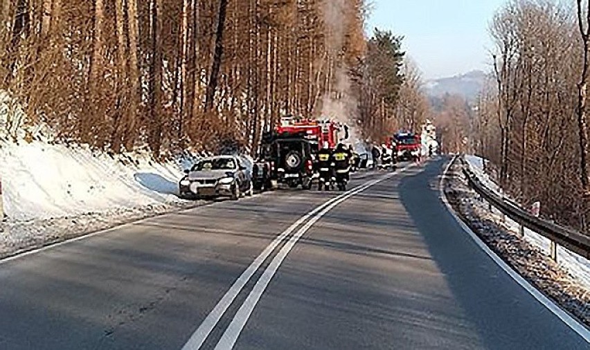 Na DK 87 zapalił się samochód. Było w nim dwoje dzieci