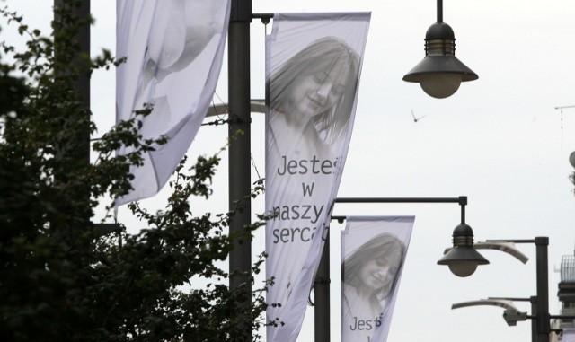 W dniu pogrzebu Anny Przybylskiej ulica Świętojańska w Gdyni została przystrojona 4 tysiącami białych róż