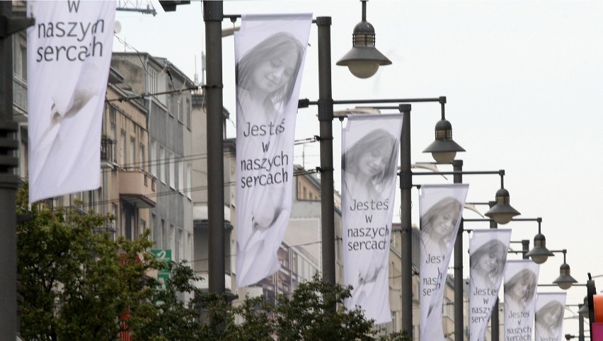 W dniu pogrzebu Anny Przybylskiej ulica Świętojańska w Gdyni...