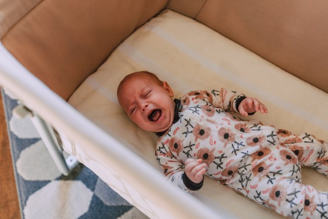 Płacz i niepokój niemowlęcia jest stresujący także dla jego rodziców.