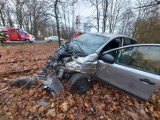 Zdarzenie drogowe na DK24 w Prusimiu. Samochód wpadł do lasu [ZDJĘCIA]