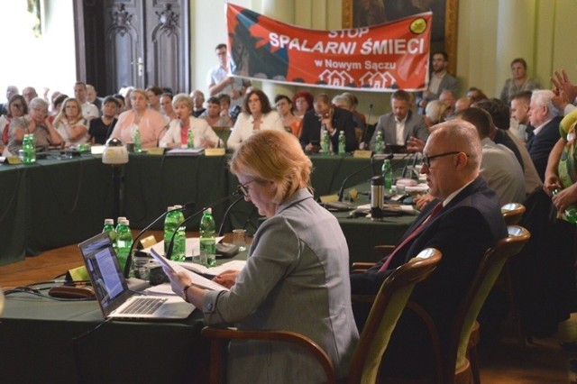 Dyskusji radnych przysłuchują się wiceprezydent Nowego Sącza Magdalena Majka, prezydent Ludomir Handzel oraz mieszkańcy przeciwni budowie spalarni śmieci