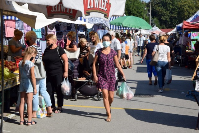 Podczas czwartkowej targowicy w Jędrzejowie znów mogliśmy spotkać wielu mieszkańców miasta i okolicznych miejscowości. Niesłabnącym zainteresowaniem cieszyły się produkty spożywcze, przede wszystkim sezonowe owoce i warzywa, a także świeże mleko, śmietana, mięso, wędliny czy jajka. Duże powodzenie miały także stoiska z ubraniami i butami. Tłumy kupujących były tak duże, że około godziny 9 wolne miejsca parkingowe były dopiero kilometr od targowiska. 

Czwartkowym zakupom sprzyjała piękna, sierpniowa pogoda.

>>>>ZOBACZCIE NA KOLEJNYCH SLAJDACH