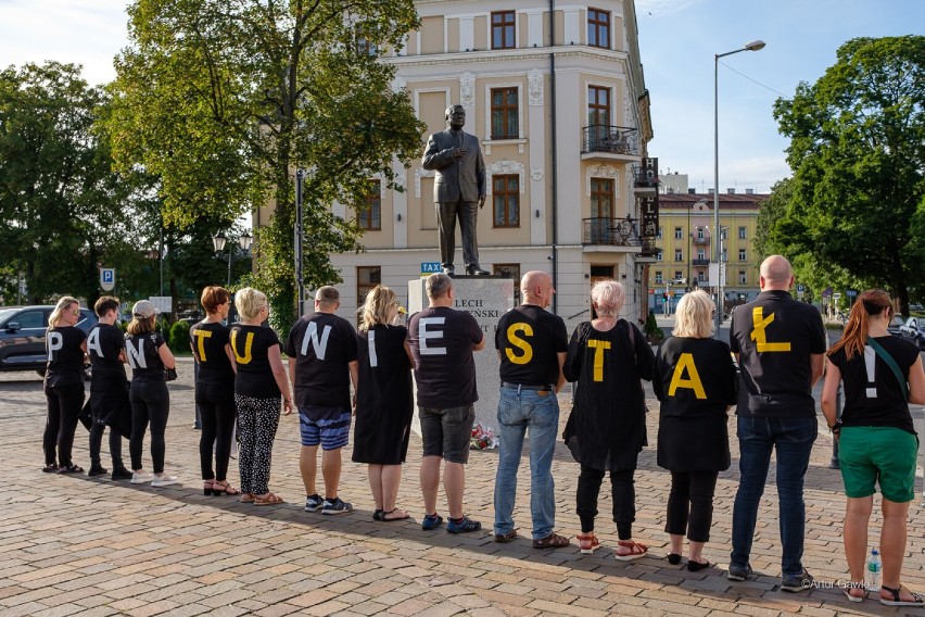 Pikieta przed pomnikiem Lecha Kaczyńskiego w Tarnowie, w miesiąc po odsłonięciu monumentu