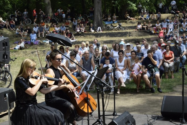 W niedzielę, 21 lipca, w altanie parkowej w Skierniewicach odbył się kolejny koncert z cyklu Muzyczne Śniadanie na Trawie. Program „Najpiękniejsze muzyczne tematy filmowe” wykonał kwartet smyczkowy Auditus Quartet oraz Emilia Kudra – śpiew.