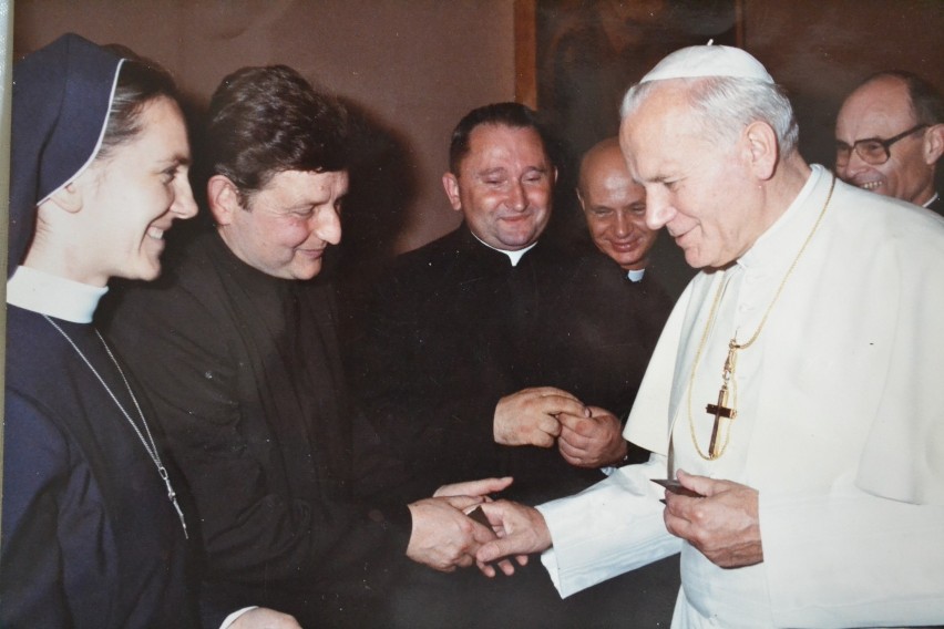 Ks. Jan Antoni Szywalski podczas audiencji u Jana Pawła II....