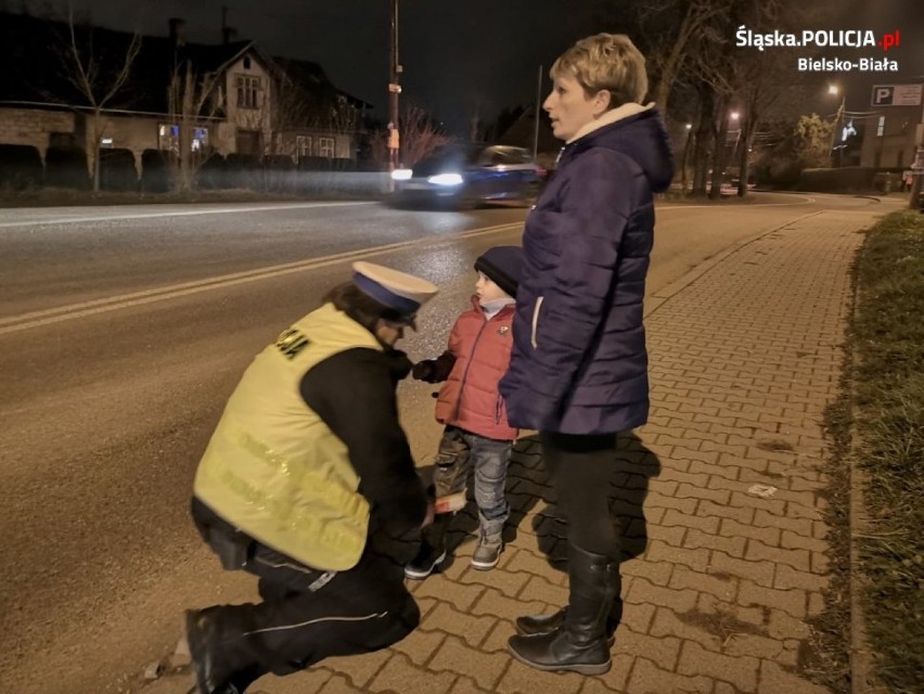 Policjanci z bielskiej drogówki i strażacy-ochotnicy z Międzyrzecza Dolnego rozdawali odblaski