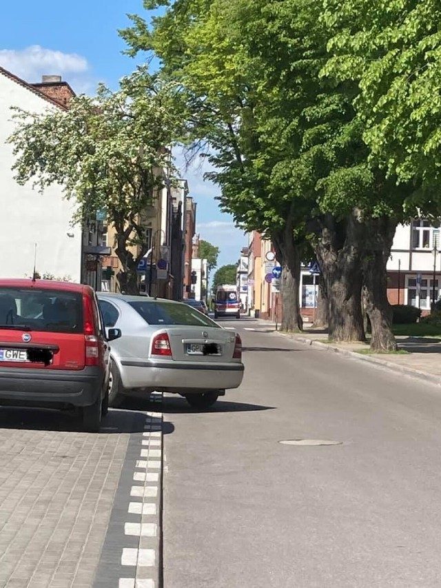 O puckim szpitalu ostatnio głośno, więc wstawiamy fotkę z jego okolicy. Ciepłe czerwcowe przedpołudnie i skoda, co na parking się nie zmieściła.

(Warto dodać, że w pobliżu miejsc wolnych było full)