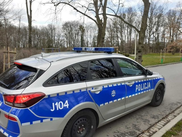 Policjanci z Krapkowic zatrzymali dwie osoby, które złamały zakazy związane z rozprzestrzenianiem koronawirusa i posiadały narkotyki.
