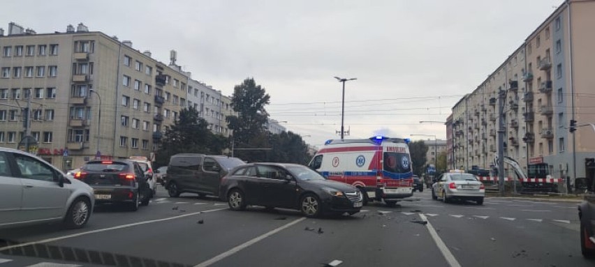 Wypadek na Ochocie. Na centralnym skrzyżowaniu zderzyły się dwa samochody osobowe. Jedna osoba trafiła do szpitala