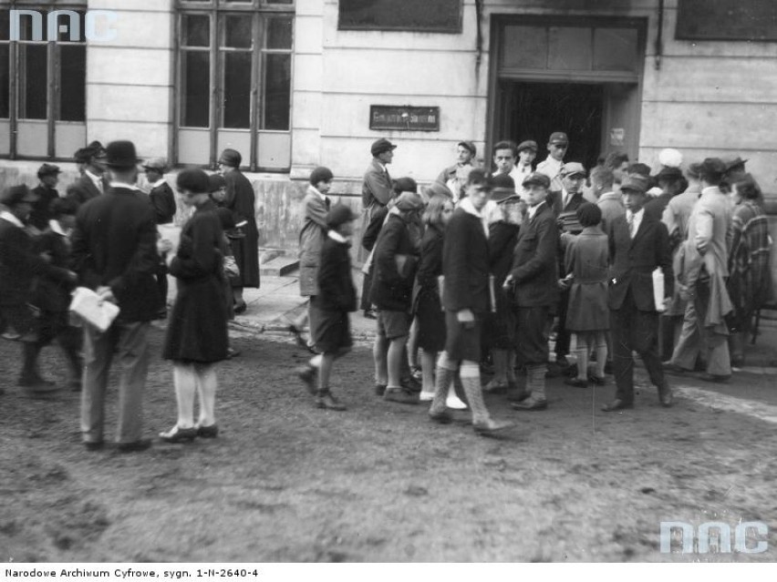 Przed wejściem do jednego z gimnazjów w Warszawie. Rok 1931.