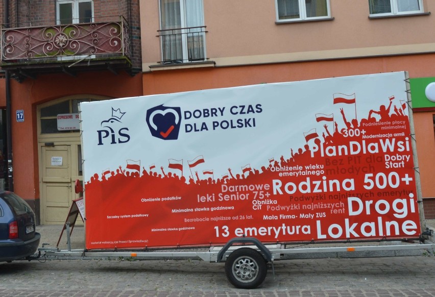 Malbork. Kandydaci PiS zbierali podpisy na Kościuszki [FILM]. Poseł Smoliński: "Powinna powstać jeszcze jedna cukrownia"