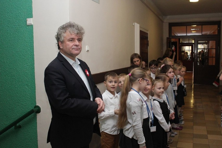 Tysiące dzieci, młodzieży oraz nauczycieli z Lęborka wspólnie zaśpiewało hymn [ZDJĘCIA]
