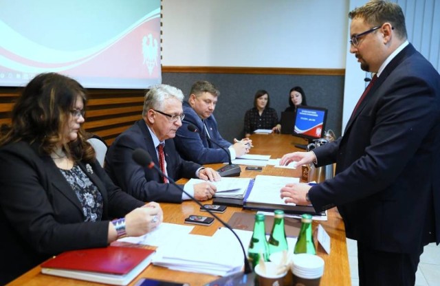 Radni PiS chcą przywrócenia stacjonarnych sesji Rady Miasta Piotrkowa od czerwca 2021. Jest wniosek klubu podpisany przez Łukasza Janika
