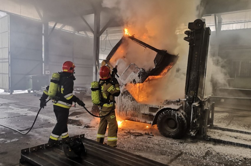 Nowy Sącz. Sądeccy strażacy gasili pożar na hali produkcyjnej przy ul. Wegierskiej [ZDJĘCIA]