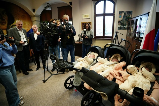 Polsko-holenderskie trojaczki z Torunia otrzymały specjalny prezent od prezydenta miasta, Michała Zaleskiego.