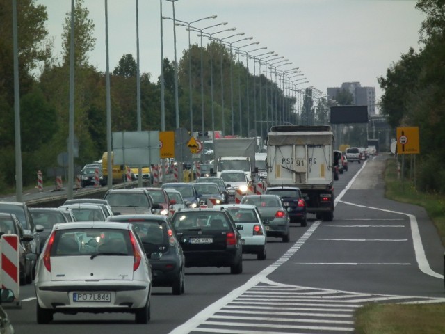 Spore korki tworzą się przy węźle komunikacyjnym Poznań Zachód na trasie S11. W środę przed godziną 9.00 rano awarii uległa tu cysterna z paliwem.