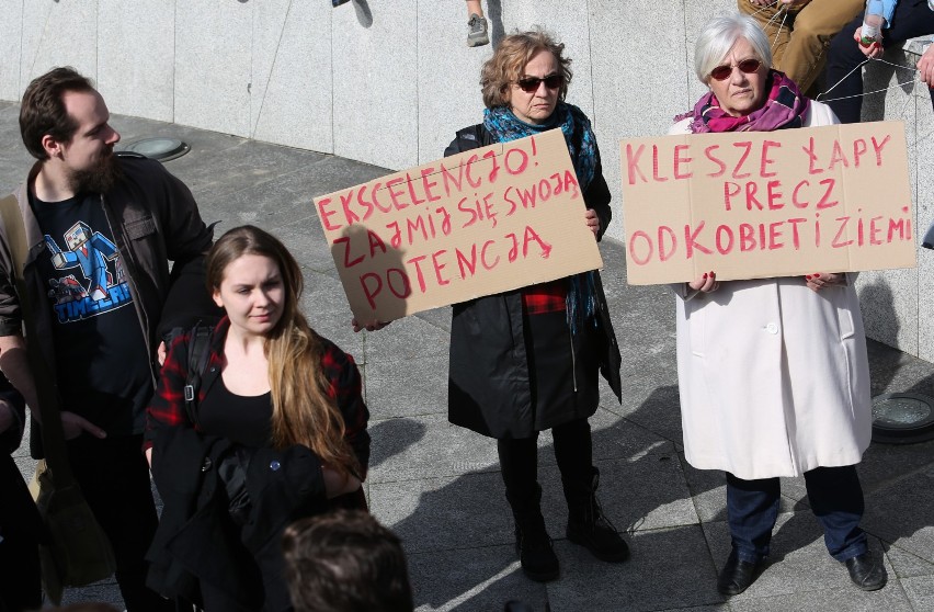 Nie dla torturowania kobiet! Pod Sejmem trwa protest przeciw...