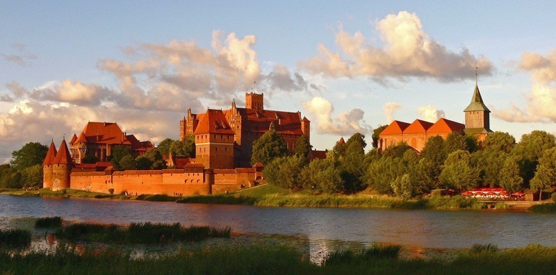 Malbork w promieniach zachodzącego słońca