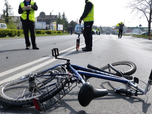 Wypadek na ulicy Fabrycznej miał miejsce dziś (7 kwietnia) około godziny 11.50. Rowerzysta w ciężkim stanie został przetransportowany do szpitala.