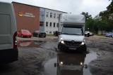 Parking pod Szpitalem Powiatowym w Lublińcu woła o pomstę do nieba. Ale szanse są tylko na zwykłe utwardzenie [ZDJĘCIA]