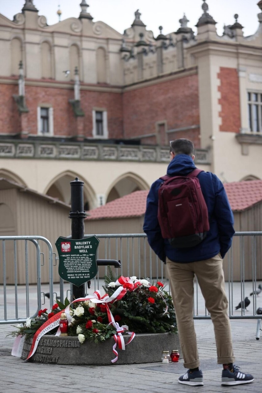 "Nie mógł żyć w kłamstwie, zginął za prawdę". 43 lata temu Walenty Badylak spalił się na Rynku Głównym w Krakowie