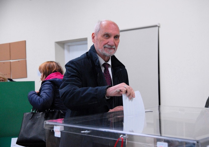 Marszałek Senior Antoni Macierewicz podczas głosowania w III LO w Piotrkowie