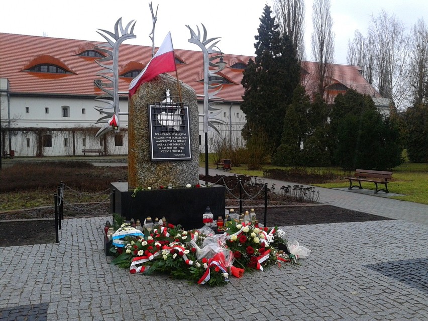Kwiaty pod pomnikiem wyklętych w Toruniu