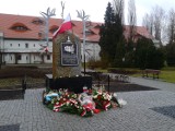 Kwiaty pod pomnikiem wyklętych w Toruniu