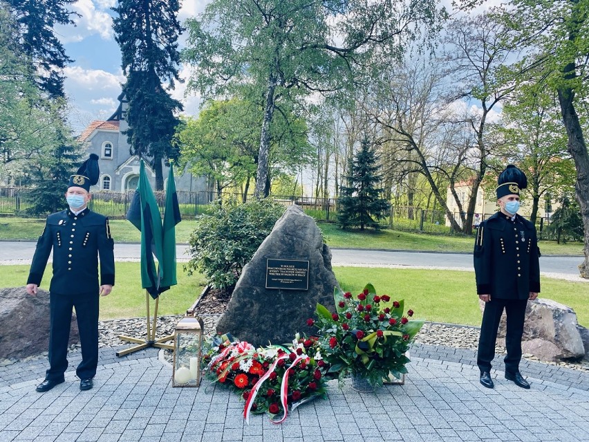 KGHM: Kwiaty przy pomniku ofiar wypadków w Światowym Dniu Bezpieczeństwa i Ochrony Zdrowia w Pracy